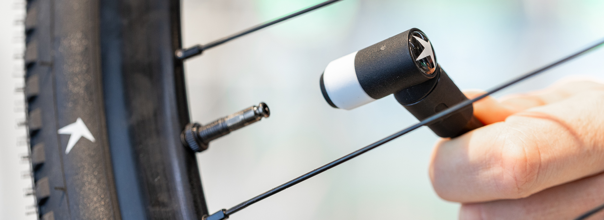 Ventil-Revolution: Neues Schwalbe CLIK VALVE macht Pumpen kinderleicht 