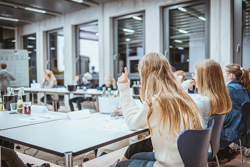 ZUVERSICHTLICHER IN DIE ZUKUNFT